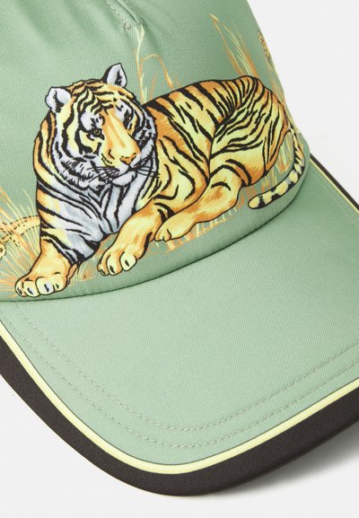 Zöld sapka tigris grafikával, részletes csíkokkal és arcvonásokkal, kontrasztos fekete karimával és sárga kiegészítőkkel. Tartós szövettextúra.