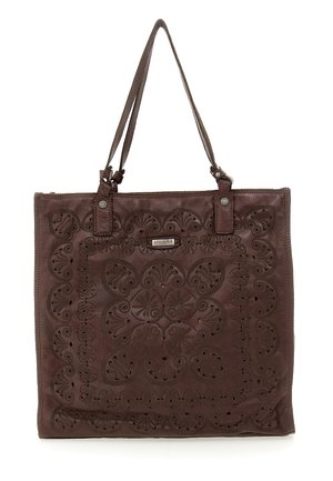 Borsa tote in pelle marrone con intricati dettagli a intaglio, forma rettangolare piatta, doppie tracolle e una finitura texturizzata sottile.