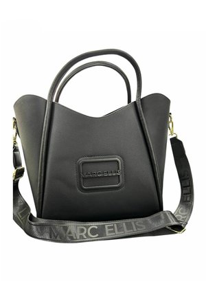 Borsa nera Marc Ellis con due manici superiori e tracolla regolabile con logo su sfondo bianco.