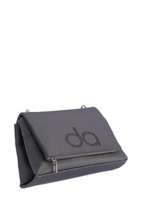 Bolso bandolera gris con textura, detalle de logo perforado, bolsillo frontal con cremallera y diseño de solapa estructurada.