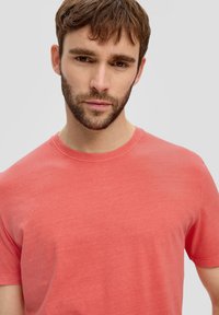 s.Oliver MIT GARMENT DYE - T-shirt print - koralle