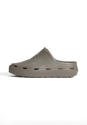 Scarpa modello zoccolo a slip-on in gomma grigia con fori di ventilazione laterali e suola strutturata, mostrata dal lato esterno su sfondo bianco.