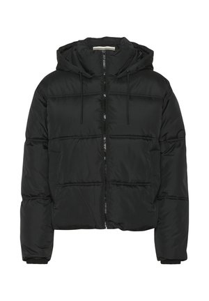 Sort puffjakke med en kort design, der har hætte, frontlynlås, snore detaljer og vandrette syninger. Blød tekstur.