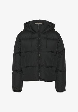 Sort puffjakke med en kort design, der har hætte, frontlynlås, snore detaljer og vandrette syninger. Blød tekstur.