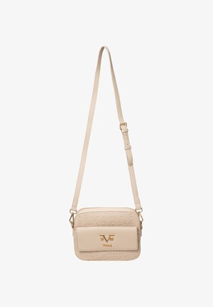 Beige schoudertas gemaakt van textuurmateriaal, voorzien van een voorvak met rits, gouden logo-accent en een verstelbare schouderband.