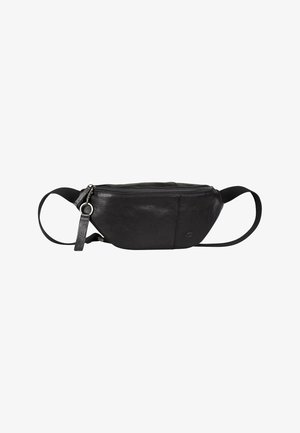 Zwarte leren heuptas met een gladde structuur, gebogen vorm, ritsluiting en verstelbare schouderriem, met een klein logo aan de zijkant.