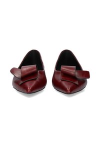 Ballerine in pelle color bordeaux con punta a punta, con un grande fiocco sul lato destro e una texture liscia su tutta la superficie.