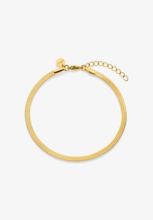 Goudkleurige platte slangketting armband met karabijnsluiting en verstelbare verlengkettinkje op een witte achtergrond.