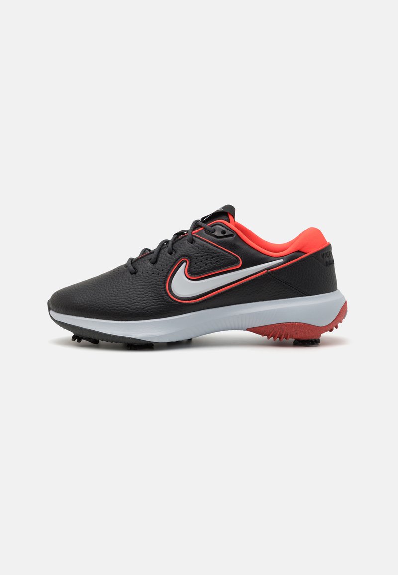 Juodi golfo bateliai su raudona vidine apdaila ir kojų spygliais, balta vidurinė dalis ir pilkas Nike logotipas, apibrėžtas raudonai, šone.