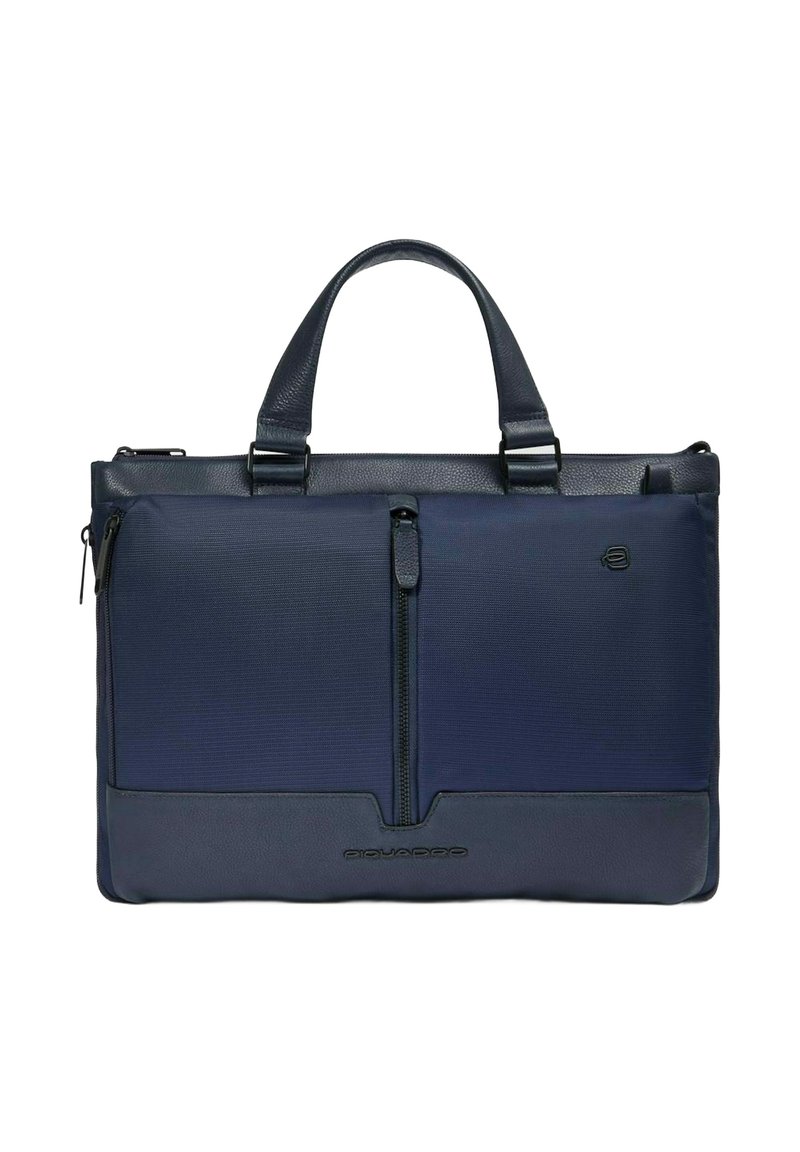 Bolso para portátil azul marino con cuerpo de tela texturizada, detalles en cuero, dos asas superiores y un bolsillo frontal con cremallera. Logotipo visible en la parte inferior.