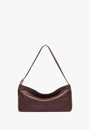 Borsa a tracolla in pelle marrone con una texture liscia, design curvo e una singola cinghia per la spalla. Presenta un logo sottile su un lato.