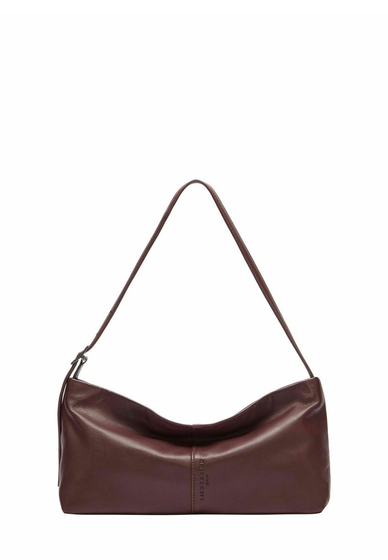 Brązowa skórzana torebka o gładkiej fakturze, zaokrąglonym kształcie i pojedynczym pasku na ramię. Na jednej stronie znajduje się subtelne logo.