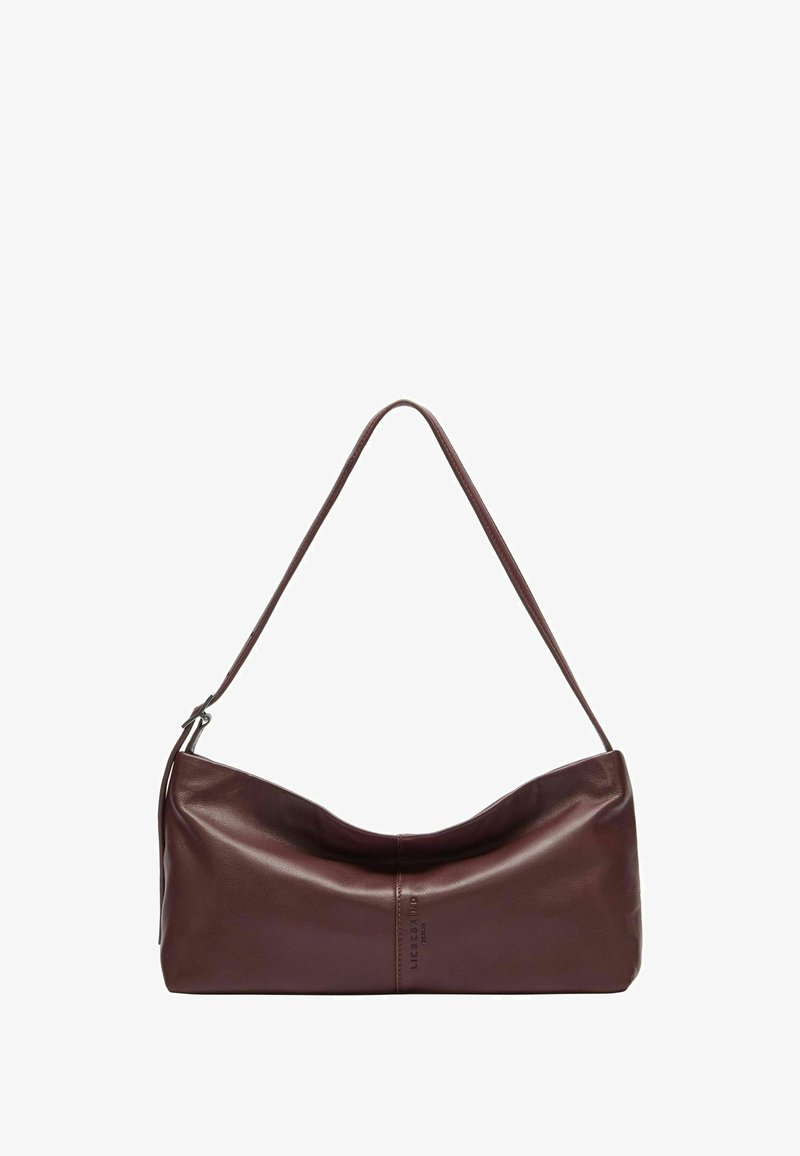 Brązowa skórzana torebka o gładkiej fakturze, zaokrąglonym kształcie i pojedynczym pasku na ramię. Na jednej stronie znajduje się subtelne logo.