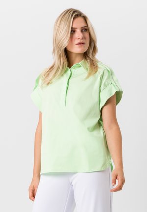 Lichtgroen shirt met korte mouwen en een kraag, voorzien van een verborgen knoopsluiting en opgerolde mouwen, gemaakt van een gladde stof.