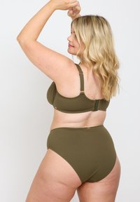 Olivgrön bikiniuppsättning med en stödjande bh med justerbara axelremmar och hyskknäppning, kombinerad med högmidjade bikinitrosor.