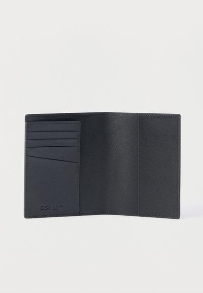 Μαύρο δερμάτινο πορτοφόλι τριπλής δίπλωσης με πέντε θήκες για κάρτες στην αριστερή πλευρά και ανάγλυφο λογότυπο στο κάτω αριστερό μέρος.