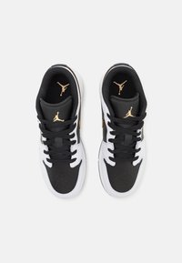 Jordan AIR JORDAN 1 UNISEX - Sportcipő - white/metallic gold/black