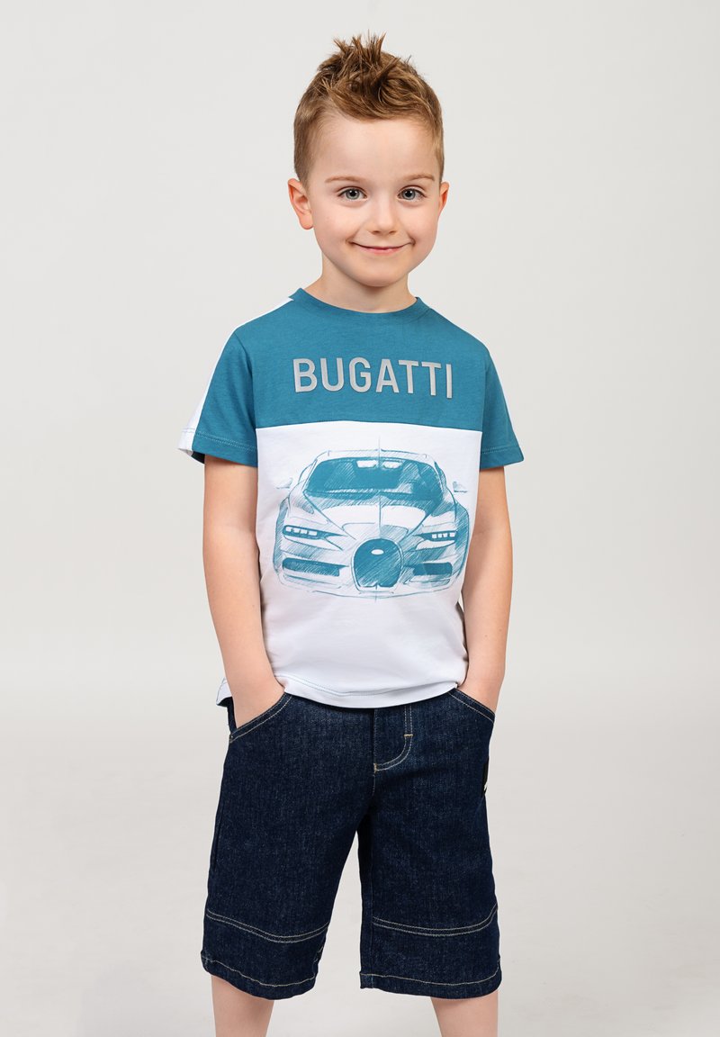 T-shirt azzurro chiaro e bianco con illustrazione e logo di una Bugatti, abbinato a pantaloncini di jeans scuri con risvolti.