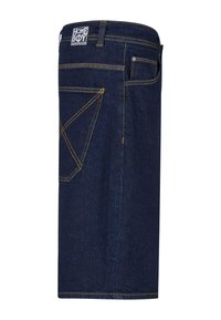 Jupe en denim bleu foncé, avec des coutures jaunes, une poche arrière au design distinctif et une étiquette de marque au niveau de la taille.