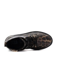 Botín de tobillo de estampado de leopardo con cordones negros, ojales dorados y un acabado de cuero liso. Punta redondeada y suela de goma negra.