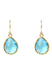 Pendientes en tono dorado con gemas azules claras en forma de lágrima y facetadas, engastadas en marcos dorados texturizados.