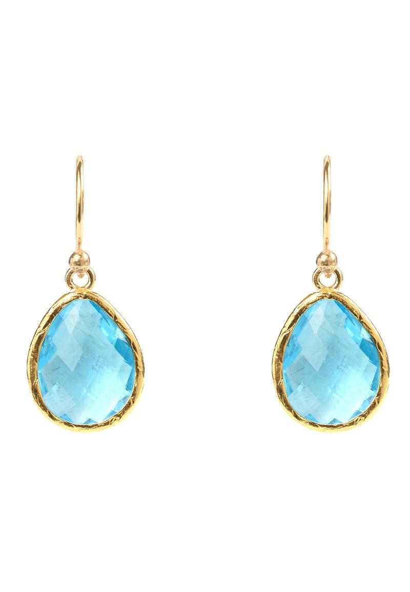 Pendientes en tono dorado con gemas azules claras en forma de lágrima y facetadas, engastadas en marcos dorados texturizados.