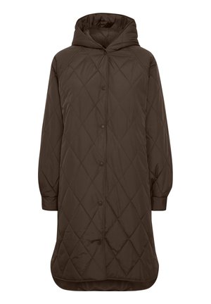 Abrigo marrón acolchado con capucha, que cuenta con un cierre de botones, mangas largas y un diseño hasta la rodilla. Textura suave con costuras en forma de diamante.