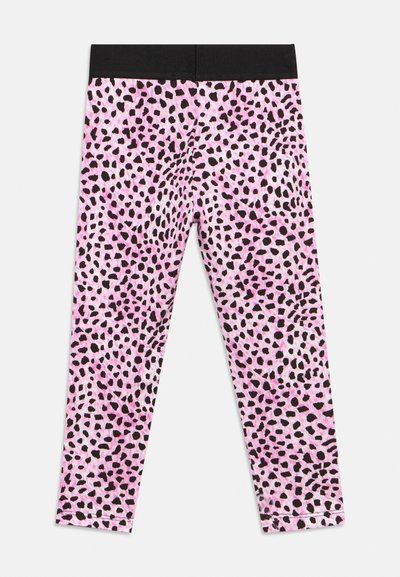 Leggings roses avec des taches léopard abstraites noires et une large ceinture élastique noire, posés à plat sur un fond blanc.