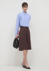 Calliope CROP A RIGHE - Camicia - var celeste