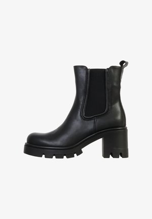 Bottine en cuir noir avec panneaux latéraux élastiques, bout rond, talon bloc épais et semelle robuste pour une bonne adhérence. Texture lisse et design élégant.