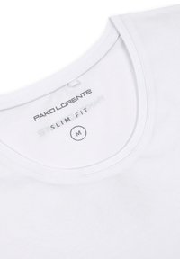 Biała bawełniana koszulka z okrągłym dekoltem, w dopasowanym kroju, z nadrukowaną metką z nazwą marki i rozmiarem "M".