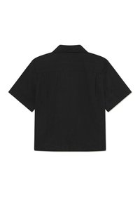 Fekete, rövid ujjú ing, szabványos gallérral, sima anyagból készült, egyenes szegéllyel és minimalista dizájnnal.
