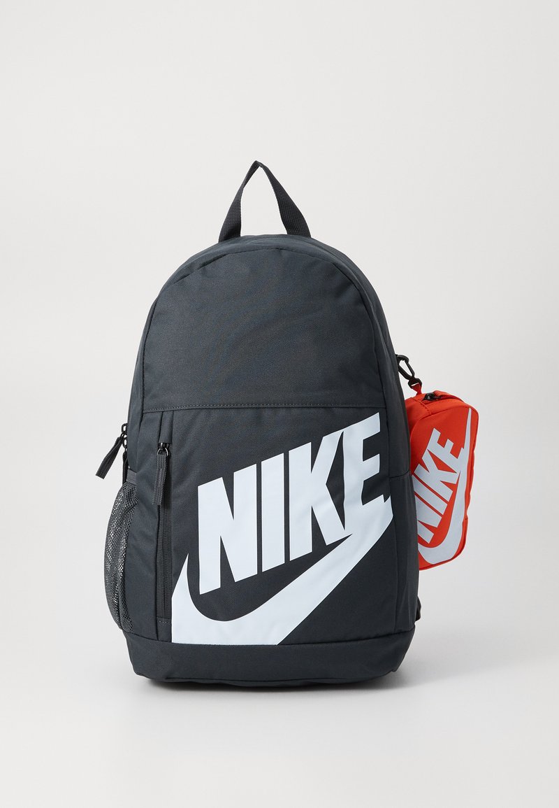 Nike Sportswear - ELMNTL UNISEX SET - Rucsac - dk smoke grey/orange/(white), Extindeți