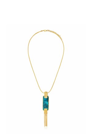 Collier chaîne en or avec un pendentif en pierre rectangulaire bleu-vert et un pompon doré suspendu sous la pierre.