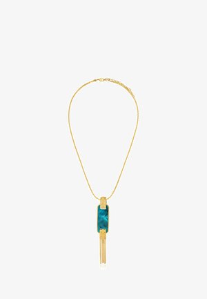 Collier chaîne en or avec un pendentif en pierre rectangulaire bleu-vert et un pompon doré suspendu sous la pierre.