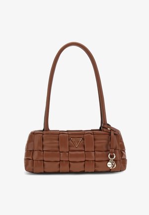 Braune Kunstlederhandtasche mit einem gesteppten Design, rechteckiger Form, doppelten Griffen und silbernem Logodetail mit einem Charme-Akzent.