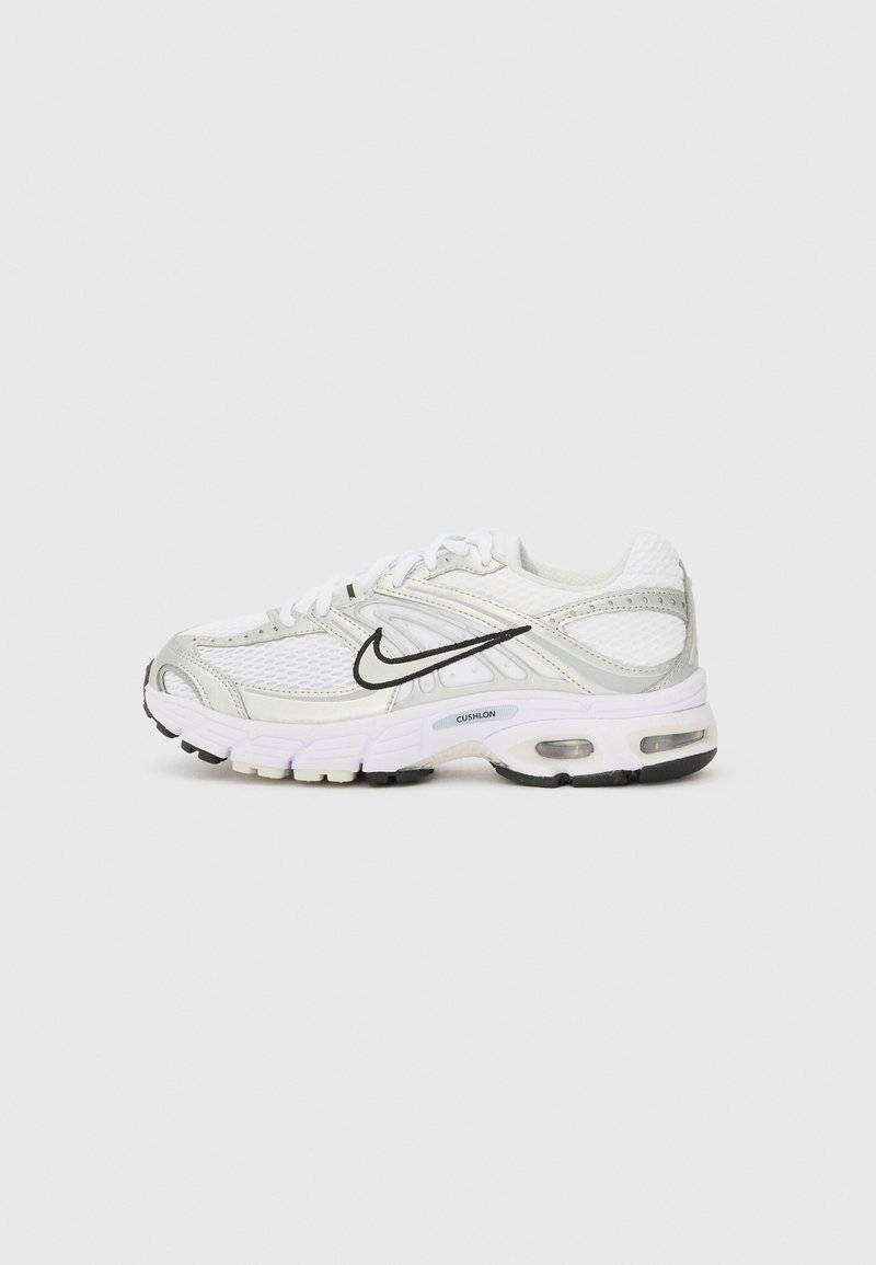 Baskets Nike blanches avec des accents argent métallisé, tige en mesh et synthétique, semelle rembourrée et semelle extérieure noire. Présente un logo proéminent.