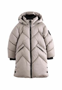 Giacca a vento imbottita di grigio chiaro con cappuccio, caratterizzata da cuciture a zig-zag, cerniera nera e dettagli con logo. Ha due tasche laterali e polsini neri.