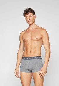 Slip in cotone grigio con design aderente e vita elastica, con il logo "Marc O'Polo" stampato in bianco.