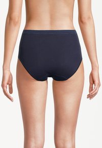 Slip in cotone blu scuro con design a vita alta. Texture liscia e cintura elastica. Nessun motivo o abbellimento visibile.