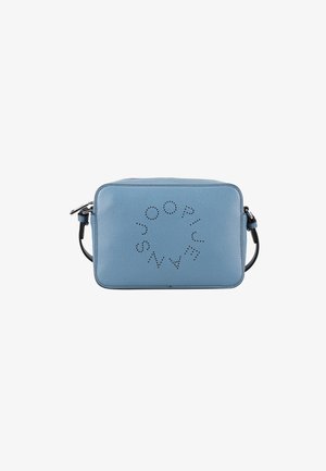 Sac bandoulière rectangulaire bleu avec motif de logo circulaire perforé et sangle noire réglable sur fond blanc.