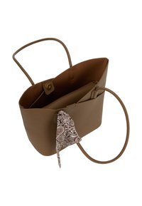 Bruine, getextureerde leren schoudertas met twee handvaten, met een accent van een paisley-gemust sjaaltje dat aan de zijkant is gestrikt en een magnetische drukknoopsluiting.