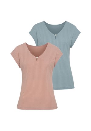 Twee tops met korte mouwen: één in roze en één in lichtblauw. Beiden hebben een wafelstructuur en een V-hals met een decoratieve knoopdetail.
