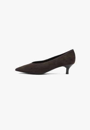 Zapato de tacón alto de ante marrón con punta afilada y un tacón bajo y curvado. Presenta una textura suave y un diseño minimalista.