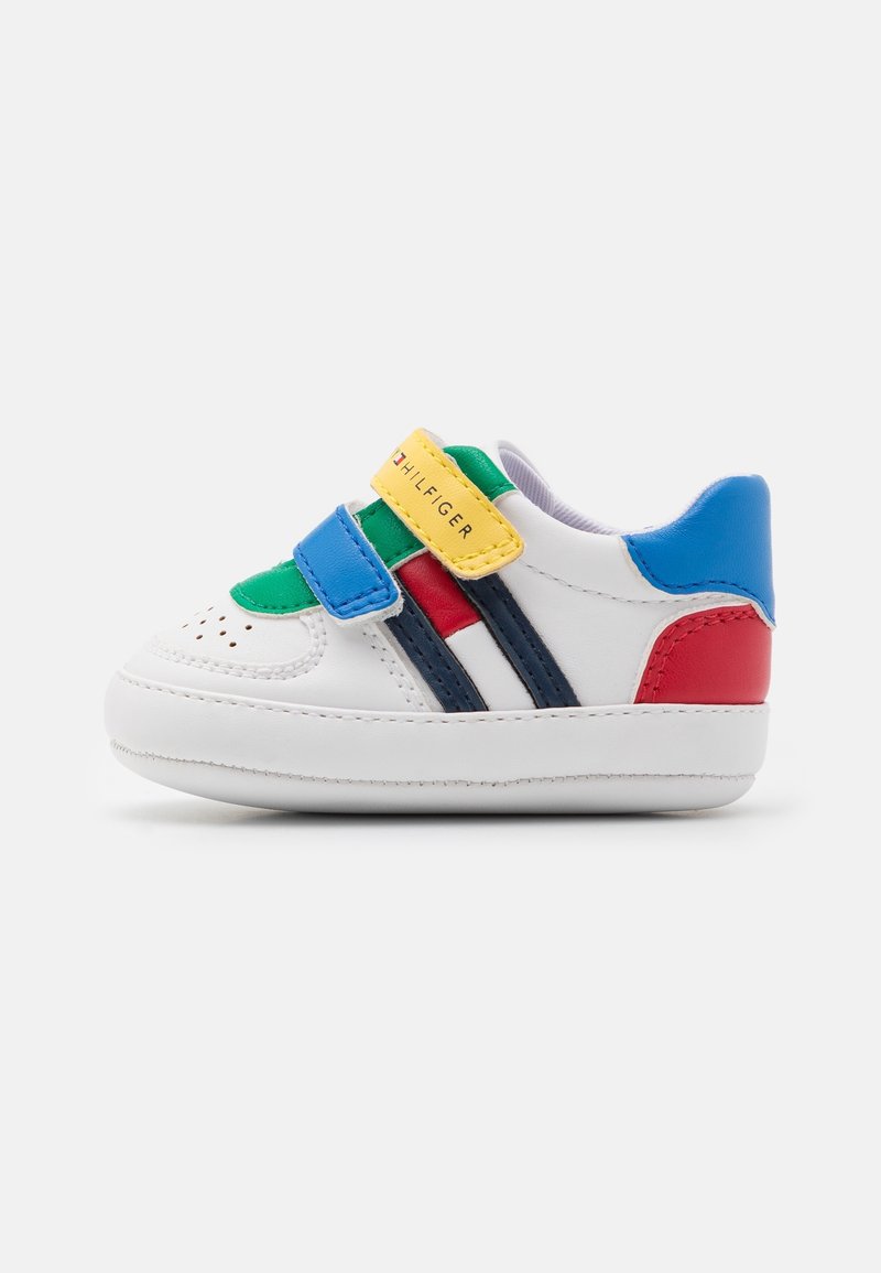 Białe sneakersy z wielokolorowymi rzepami w kolorze zielonym, czerwonym, żółtym i niebieskim. Posiadają perforowany czubek oraz granatowe paski w akcentach.