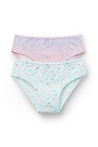 Dvě dívčí spodní prádla s tématem Barbie, jedna fialová s vzorem šupin a logem Barbie, druhá světle modrá s hvězdami, lasturami a ikonami Barbie.