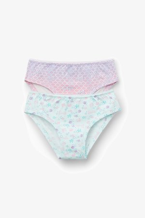 Dwie majtki dziewczęce w tematyce Barbie, jedna fioletowa z wzorem w skale i logo Barbie, druga jasnoniebieska z gwiazdkami, muszelkami i ikonami Barbie.