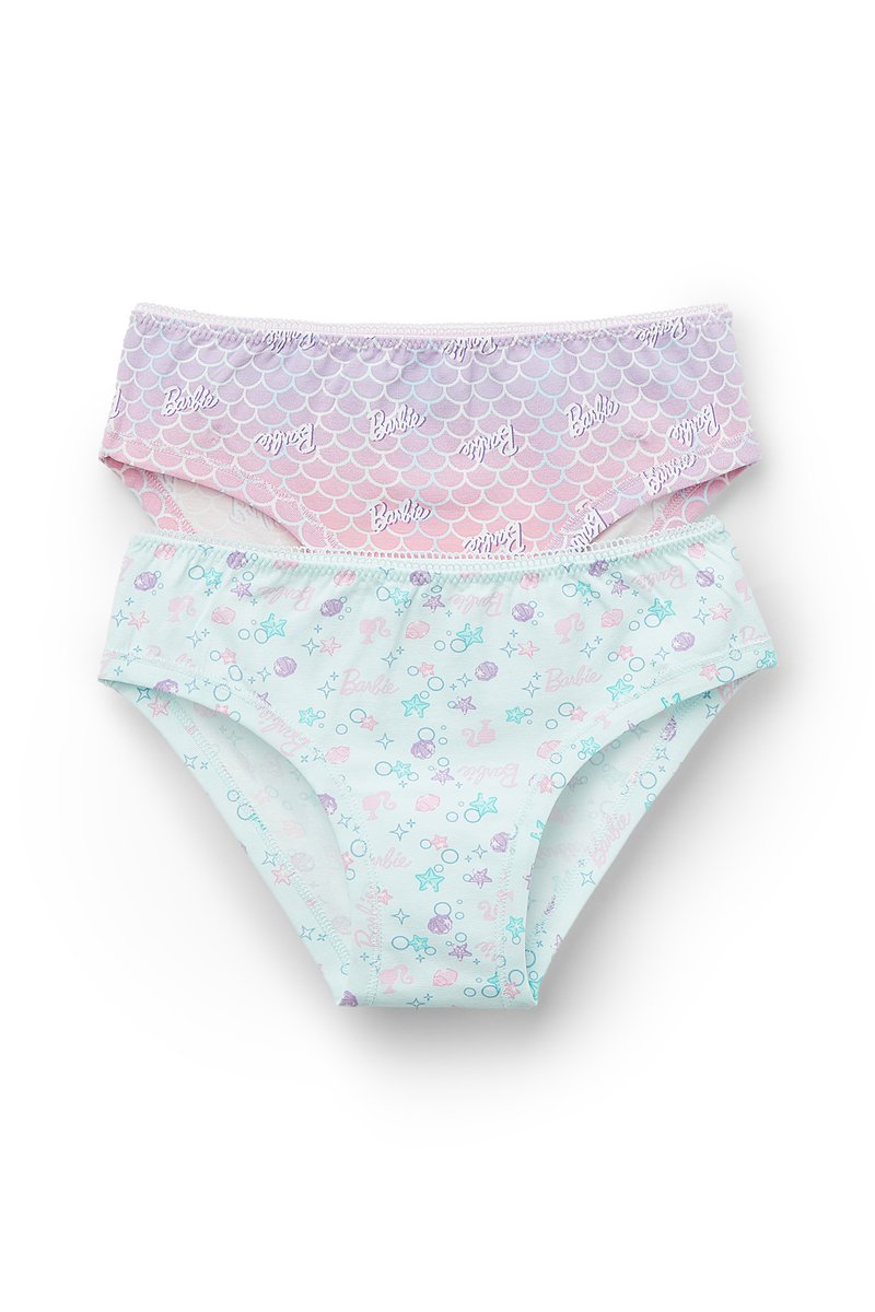 Dvě dívčí spodní prádla s tématem Barbie, jedna fialová s vzorem šupin a logem Barbie, druhá světle modrá s hvězdami, lasturami a ikonami Barbie.