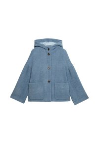 Chaqueta con capucha de color azul claro en tejido texturizado con un patrón de flecha. Presenta tres botones y dos bolsillos frontales.
