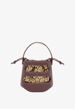 Lædertaske i bordeaux med guldlæg. Har et tekstureret gyldent leopardprintfoder og udskæringsdesign. Inkluderer knudrede håndtag.